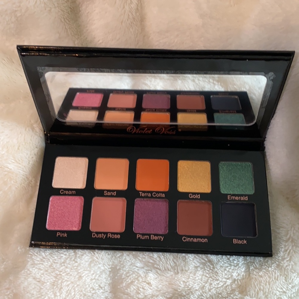 NEW - Violet Voss Essentials Eyeshadow Pallet